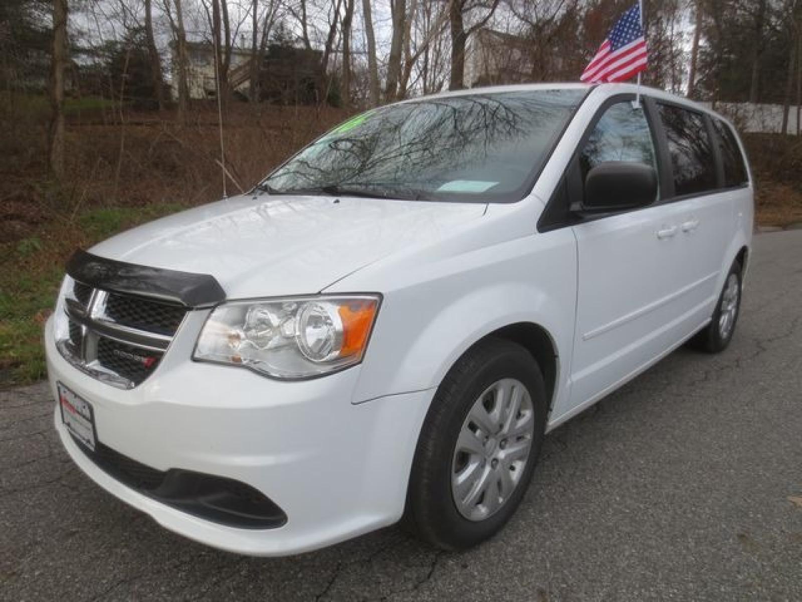 2016 White /Black Dodge Grand Caravan SE (2C4RDGBG5GR) with an 3.6 liter V-6 engine, Automatic transmission, located at 270 US Route 6, Mahopac, NY, 10541, (845) 621-0895, 41.349022, -73.755280 - Photo #0
